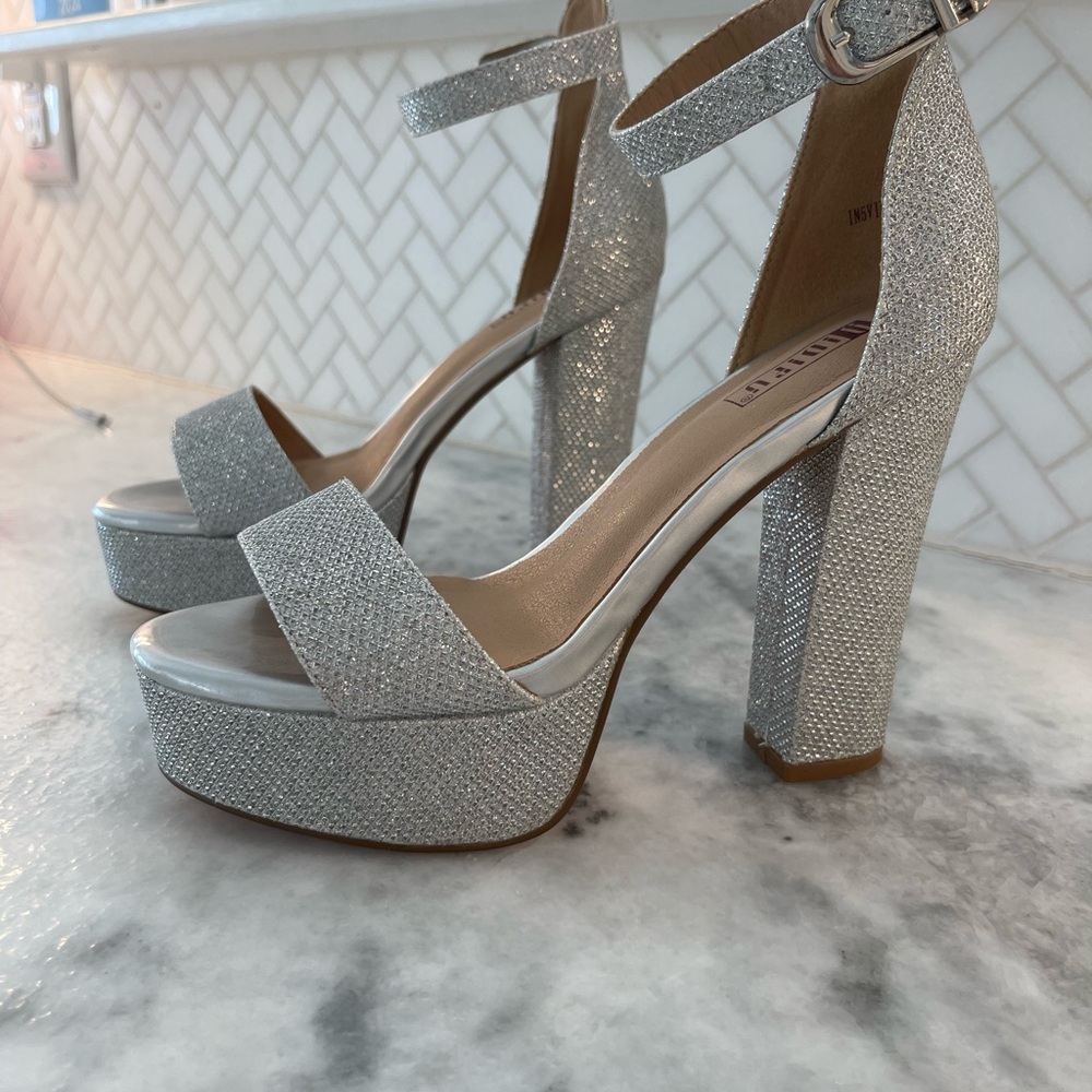 Worn once. Size 6 Silver women’s heels. Look like new